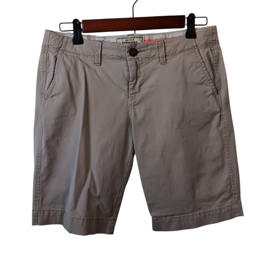 Old Navy Perfect Bermudas "Favorite Khakis", size 6, EUC!